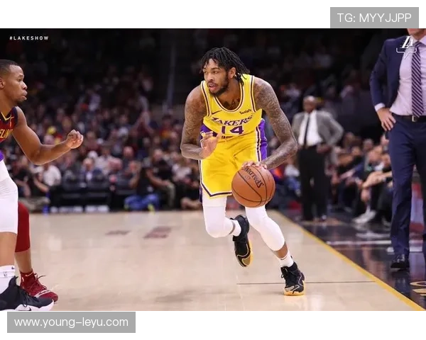 英格拉姆无球跑位拉开空位，较上季得分结构更均衡