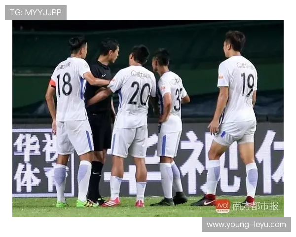 危险动作判罚要点：无接触也可判间接任意球