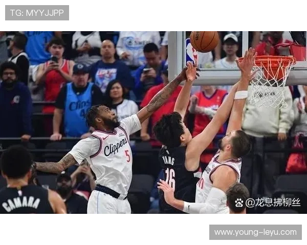 篮球规则解析:防守犯规和进攻犯规区别的判定标准 篮球规则解析:防守犯规和进攻犯规区别的判定标准